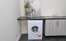 Twin Bed Studio Near Train Station, Netflix, Wifi